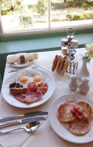 una mesa con dos platos de desayuno. en Bron-Y-Graig, en Corwen