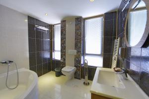 La salle de bains est pourvue d'une baignoire, de toilettes et d'un lavabo. dans l'établissement Lalehan Hotel Special Class, à Amasya