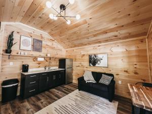 uma cozinha e sala de estar num chalé de madeira em Cabin #10 One Bedroom W Kitchenette em Hartwell