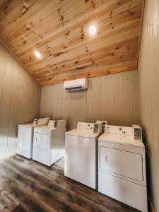 um quarto com três máquinas de lavar roupa e um tecto em Cabin #10 One Bedroom W Kitchenette em Hartwell