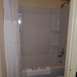 a bathroom with a tub and a shower with a shower curtain at Frontier Lodge in Lander +18 photos