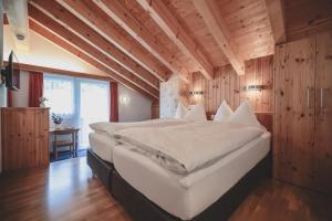 Postel nebo postele na pokoji v ubytování Hotel Sonnenhalde, Arosa