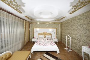 1 dormitorio con 1 cama en una habitación con papel pintado en Lalehan Hotel Special Class, en Amasya