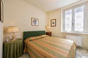 a small bedroom with a bed and a window at Piave Suites by Mmega in Forte dei Marmi