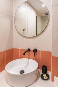 Ένα μπάνιο στο Mar25 by Smart Cozy Suites - In the heart of Athens - 9 minutes from metro - Available 24hr