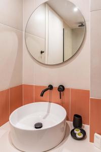 Koupelna v ubytování Mar25 by Smart Cozy Suites - In the heart of Athens - 9 minutes from metro - Available 24hr + 37 fotografií