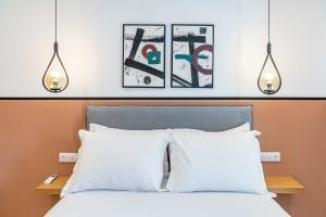 A bed or beds in a room at Mar25 by Smart Cozy Suites - In the heart of Athens - 9 minutes from metro - Available 24hr