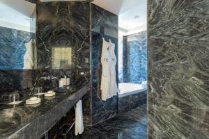 Vannituba majutusasutuses Grand Hotel Des Etrangers