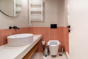 A bathroom at Mar25 by Smart Cozy Suites - In the heart of Athens - 9 minutes from metro - Available 24hr