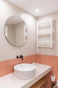 A bathroom at Mar25 by Smart Cozy Suites - In the heart of Athens - 9 minutes from metro - Available 24hr