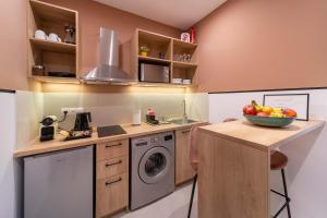 Η κουζίνα ή μικρή κουζίνα στο Mar25 by Smart Cozy Suites - In the heart of Athens - 9 minutes from metro - Available 24hr