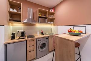 A kitchen or kitchenette at Mar25 by Smart Cozy Suites - In the heart of Athens - 9 minutes from metro - Available 24hr