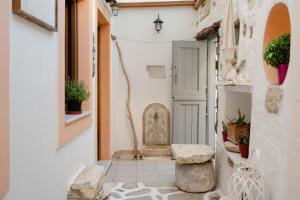 ナクソス・コラにあるSmall Apartment in Grotta Naxosの狭い路地