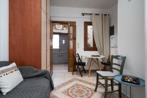 ナクソス・コラにあるSmall Apartment in Grotta Naxosのリビングルーム(ソファ、テーブル付)