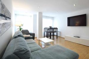 una sala de estar con un sofá y una mesa en Andrews house, 60 m en el centro de Zaragoza, en Zaragoza