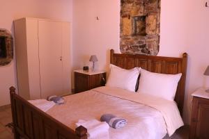 A bed or beds in a room at Magnolia Traditional Stone House in Vamvakou