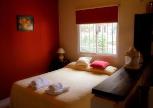 1 Schlafzimmer mit 2 Handtüchern auf einem Bett mit Fenster in der Unterkunft Puerto Escondido in Colón
