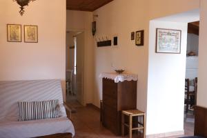 A seating area at Magnolia Traditional Stone House in Vamvakou