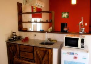 een keuken met een wastafel en een magnetron bij Puerto Escondido in Colón
