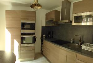 kuchnia ze zlewem i kuchenką górny piekarnik w obiekcie Gîte Escale en vue - 3 Chambres - 150 m de la plage - w mieście Fécamp +21 zdjęć