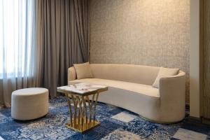- un salon avec un canapé et une table dans l'établissement Sphera by Stellar Hotels, Yerevan, à Erevan