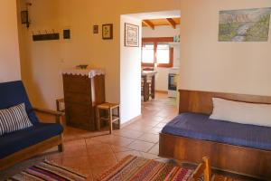 A seating area at Magnolia Traditional Stone House in Vamvakou