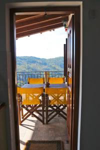 A balcony or terrace at Magnolia Traditional Stone House in Vamvakou