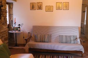 A seating area at Magnolia Traditional Stone House in Vamvakou