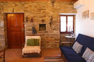 A seating area at Magnolia Traditional Stone House in Vamvakou