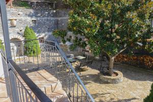 A garden outside Magnolia Traditional Stone House in Vamvakou