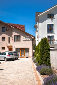 a parking lot in front of a building at Pensiunea Clasic Hunedoara in Peştişu Mare