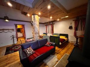 A seating area at Tara Place - Camp Rabrenovic