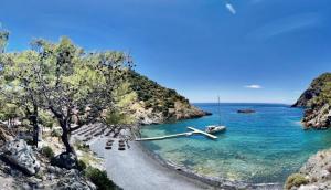 un bateau dans l'eau à côté d'une plage dans l'établissement CeylanHouse-2, à Dalaman