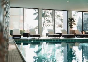 Bazen u ili blizu objekta Parkhotel St.Leonhard