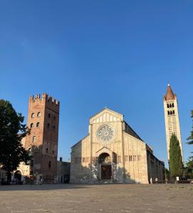 un edificio con un reloj con dos torres en Studio 27 Verona, en Verona