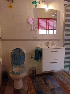 セビリアにあるOasi Macarenaのバスルーム(トイレ、洗面台、鏡付)