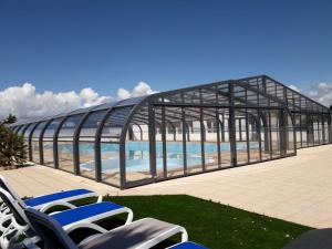 Bazén v ubytovaní Chalet pour 6 dans une résidence avec piscine alebo v jeho blízkosti