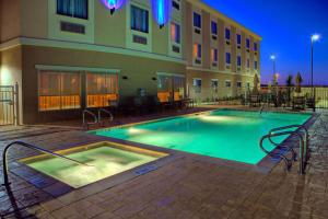 Bazén v ubytování Holiday Inn Express & Suites Cotulla by IHG nebo v jeho okolí