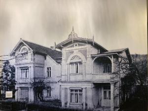 uma foto a preto e branco de uma casa em Villa Neos em Międzyzdroje