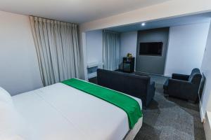 TV a/nebo společenská místnost v ubytování Hotel Hacienda Lima Norte