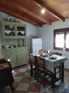 A kitchen or kitchenette at Magnolia Traditional Stone House in Vamvakou