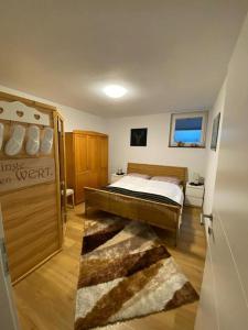 1 dormitorio con cama y alfombra en Appartement Antretter, en Angerberg
