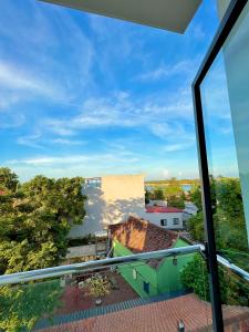 una vista desde el balcón de una casa en 150 Homestay en Ðồng Hới