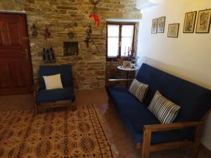 A seating area at Magnolia Traditional Stone House in Vamvakou