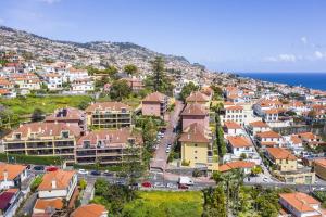 uma vista aérea de uma cidade com casas e o oceano em Living Funchal by Madeira Sun Travel em Funchal