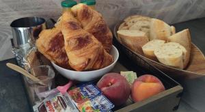 une table avec deux paniers de pain et une boîte de pommes et de pain dans l'établissement Atelier du chill - Bergues, à Bergues