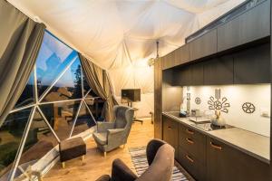 Posezení v ubytování Glamping Pasieka Namiot Glamp Bukowina Tatrzańska - domki w górach