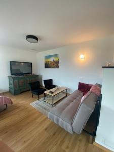 sala de estar con sofá y mesa en Appartement Antretter, en Angerberg