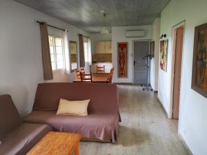 sala de estar con sofá y mesa en Guestazur Draguignan en Draguignan