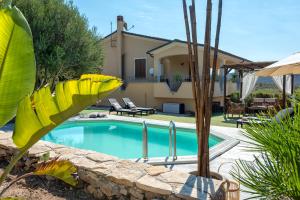a villa with a swimming pool and a house at Villa Pedra Alghero - appartamento in villa con piscina in Alghero